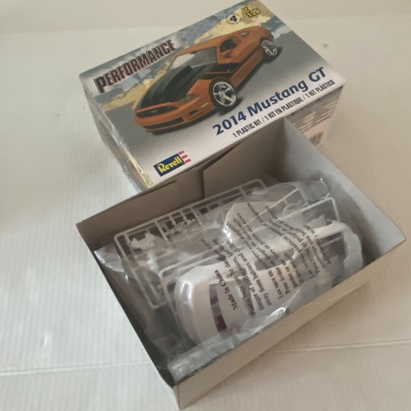 REVELL 2014 FORD MUSTANG GT MODEL KIT 1/25 SCALE - Picture 5 of 6